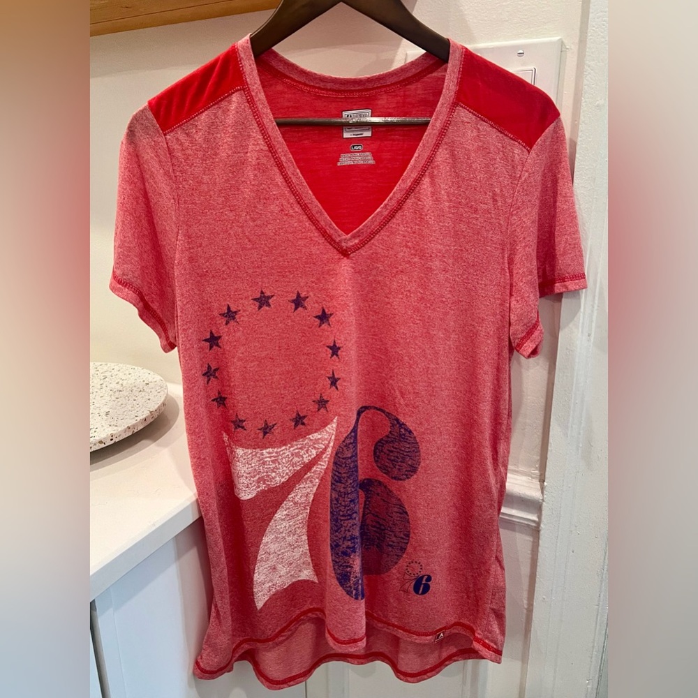 Women’s Distressed 76ers Hardwood Classics Majestic T-Shirt Large